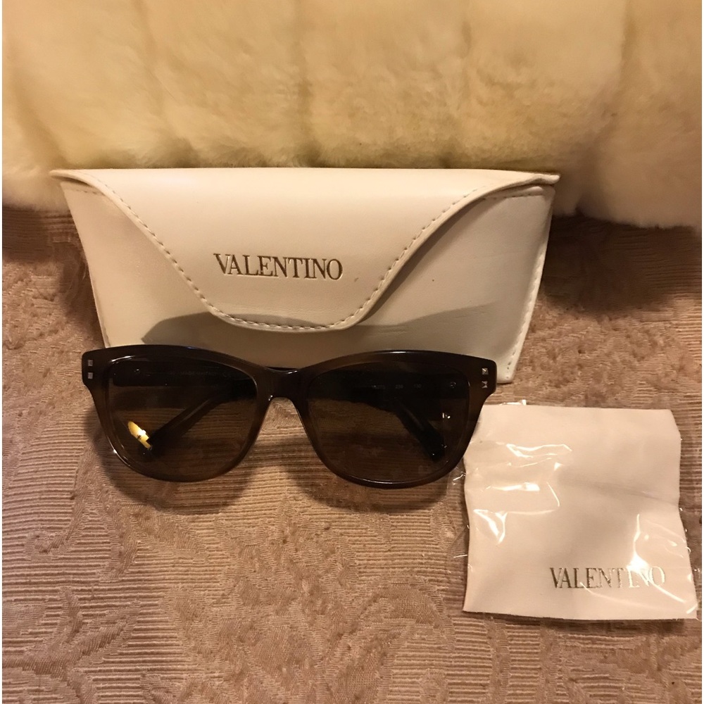 Valentino Wayfairer Sunglasses. Never worn. Case and Cloth Included.